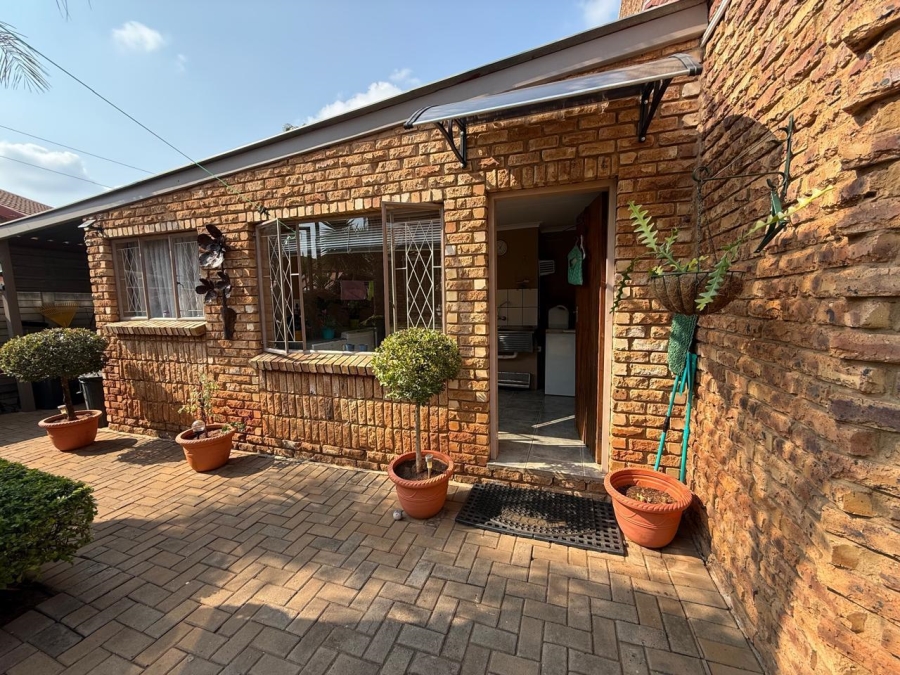 4 Bedroom Property for Sale in Geelhoutpark North West